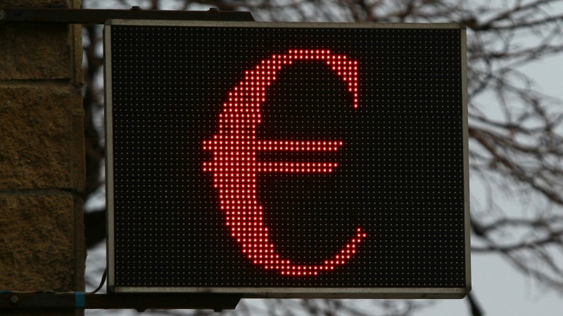 Официальный курс евро на пятницу вырос на 82 копейки