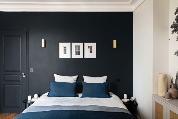 Черно-белый интерьер двухэтажной квартиры в Париже