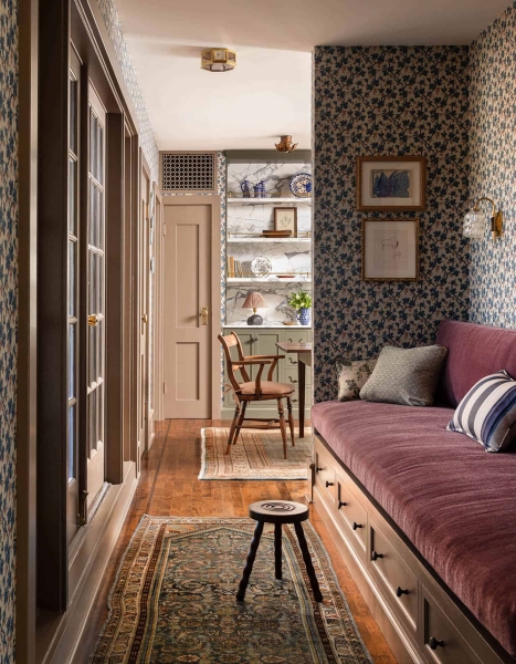 Цветочные обои и красивые оттенки: уютная мансардная квартира в Сан-Франциско