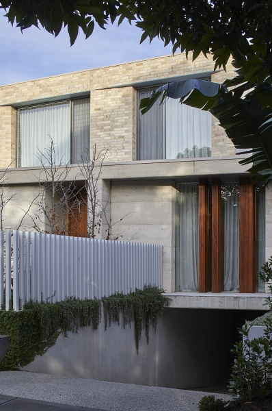Бетон и тёмные оттенки: современный дом в Мельбурне