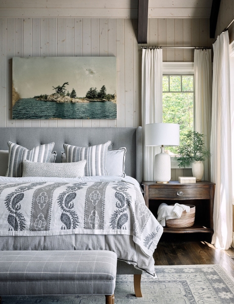 Синяя кухня и красивый текстиль: уютный дом у озера в Канаде
