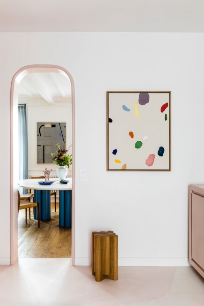 Розовый и другие яркие оттенки в дизайне элегантной квартиры в Париже